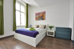 una camera bianca con un letto e una finestra di Apartamenty Młyńska15 self check-in 24h a Katowice