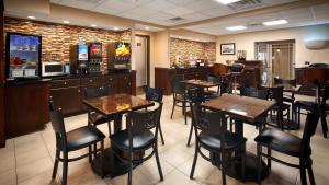 um restaurante com mesas e cadeiras e um bar em Best Western Plus Crawfordsville Hotel em Crawfordsville