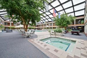 un patio con piscina en un edificio en Best Western Green Bay Inn and Conference Center, en Green Bay