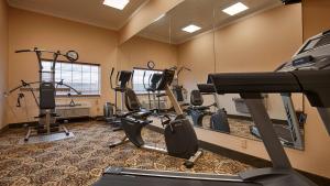 Fitness centrum a/nebo fitness zařízení v ubytování Best Western Plus New Caney Inn & Suites