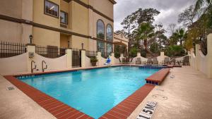 Bazén v ubytování Best Western Plus New Caney Inn & Suites nebo v jeho okolí