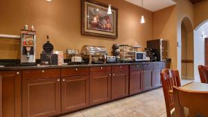 Kuchyň nebo kuchyňský kout v ubytování Best Western Plus New Caney Inn & Suites