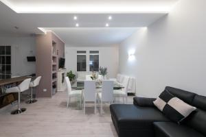 a living room with a couch and a table and chairs at Dafne B&B in Treviso