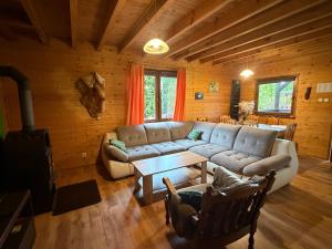 a living room with a couch and a table at Orla Chata Baltic House in Świnoujście