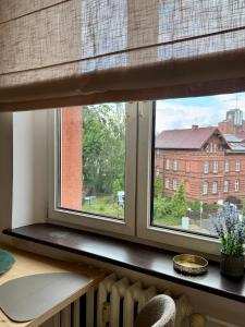 a window sill with a view of a building at Kaszmir Studio in Tarnowskie Góry