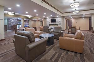 una grande sala d'attesa con divani e sedie di Best Western Plus Lincoln Inn & Suites a Lincoln