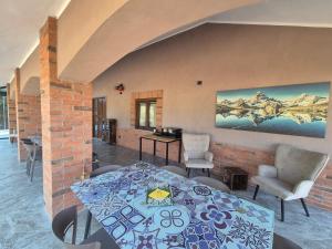 a dining room with a table and chairs at B&B Monviso in Casavecchie