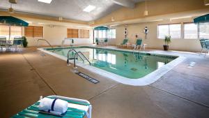 uma grande piscina num quarto de hotel em Best Western Maple City Inn em Hornell