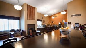 Best Western Maple City Inn في Hornell: غرفة مع طاولة كبيرة مع وعاء من الفواكه عليها