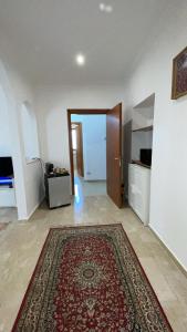 an empty living room with a rug on the floor at casa di malika in Borgo Venusio