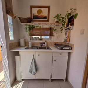 a kitchen with a sink and a counter at כרמונ'ס פטיו - Carmona's Patio in Eilat