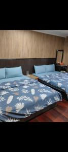 two beds sitting next to each other in a bedroom at 知本溫泉小窩 in Wenquan