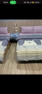 two beds sitting next to each other in a room at 知本溫泉小窩 in Wenquan