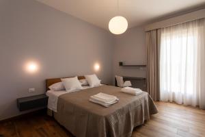 a bedroom with a bed with towels on it at Agriturismo Fontanavecchia in Torrecuso