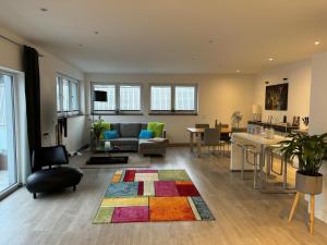 a living room with a couch and a table at SunSet - Ruhig & Zentral - Komfort Apartment Nähe Altstadt & DOM in Cologne