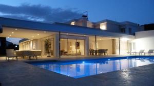 Bazén v ubytování Luxury Beach House nebo v jeho okolí