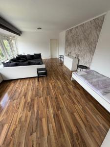 a living room with a couch and wooden floors at Monterus Fürst in Fürstenau