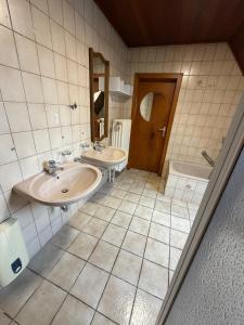 a bathroom with two sinks and a toilet at Monterus Fürst in Fürstenau