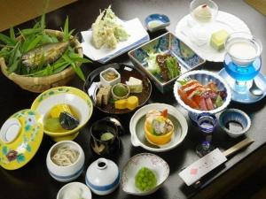 Jídlo v ryokanu nebo okolí