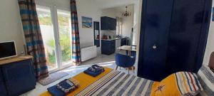 a bedroom with a bed with towels on it at Appartement Jardin et Spa in Valras-Plage