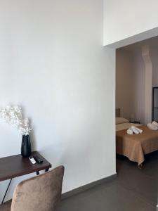 a room with a bed and a table and a chair at Casa Vacanza Marijò in Sant'Isidoro