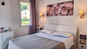 a bedroom with a bed and a painting on the wall at Appartamenti Monte Selce in Monselice