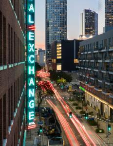 uma vista para uma cidade com um sinal de néon em Freehand Los Angeles em Los Angeles