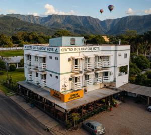a building with a hot air balloon in the background at Hotel Centro dos Canyons in Praia Grande