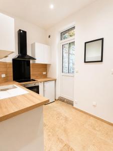 a kitchen with white cabinets and a window at Maison de ville hypercentre Béthune in Béthune