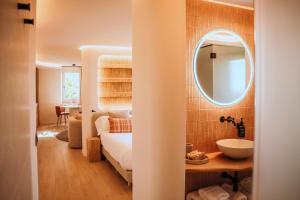 a bedroom with a bed and a mirror at La Venta de Bodegas Ostatu in Samaniego