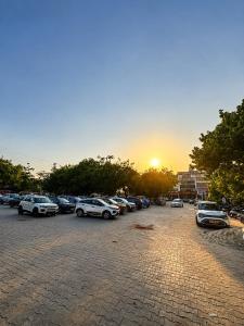 ein Parkplatz mit vielen geparkten Autos in der Unterkunft Hotel Supreme Regency in Ludhiana