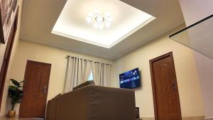 Tesanoにある2 Bedroom self compoundの天井に照明があるリビングルーム