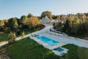 Luftaufnahme eines Hauses mit Swimmingpool in der Unterkunft Trullo Cervillo in Cisternino