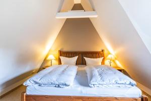 a bedroom with two beds in a attic at Meermaler in Ahrenshoop