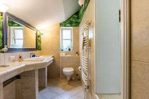 a bathroom with a sink and a toilet and a tub at Meermaler in Ahrenshoop +21 photos