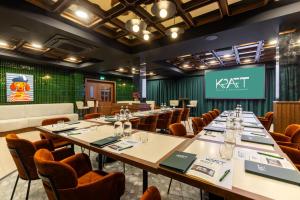 ein Konferenzraum mit langen Tischen und Stühlen in der Unterkunft Hotel Kraft in Kraśnik