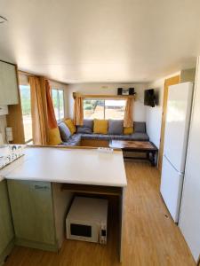 a kitchen and living room in a tiny house at Camping Nysa Paziols in Paziols