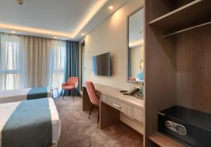 TV i/ili zabavni centar u objektu Aurora Sofia Hotel
