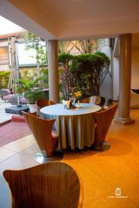 a dining room with a table and chairs at Hotel Lubumbashi Golf in Lubumbashi