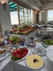 ein Buffet mit Tellern voller Speisen auf einem Tisch in der Unterkunft Hotel Orijent 22 in Laktaši + 6 Fotos