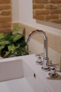 a kitchen sink with a chrome kitchen faucet at Agriturismo Monte degli Aromi in Villaga