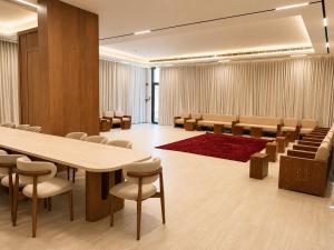 a conference room with a large table and chairs at منتجع ليورا ــ Liora Resort in Al Ḩanī