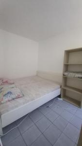 a small room with a bed and shelves at Nikola CG in Sutomore