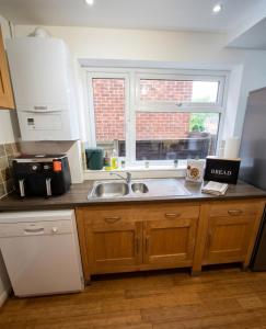 a kitchen with a sink and a window at Modern Large 5-Bed-2 Baths-Parking-Great for Groups-Contractors-Families-Royal Leamington Spa-Warwickshire-By The Home Makers Hub in Leamington Spa