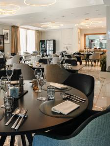 a restaurant with a table and chairs and tables and tablesktop at TubHotel in Grottazzolina
