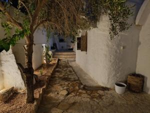 an alley with a tree next to a building at Dar Toubib in Qaşr Chouline