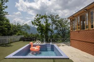 a rubber duck in a pool in a backyard at Laguna Villa Cottages in Chinkadzeebi