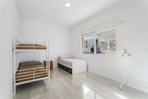 a bedroom with two bunk beds and a window at Bender House in Moralet