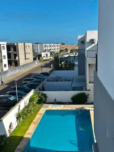 a view of a swimming pool on the side of a building at Appartement RDJ in Dar Hamida