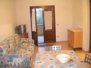 a living room with a couch and a table at Le case in collina - San Teodoro in Lu Lioni